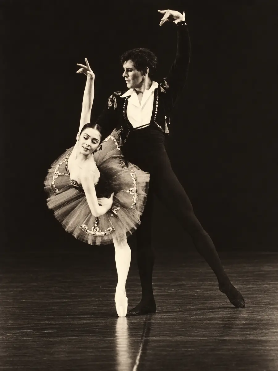 Roberta Mazzoni in scena in un passo a due di danza classica, fotografia in bianco e nero